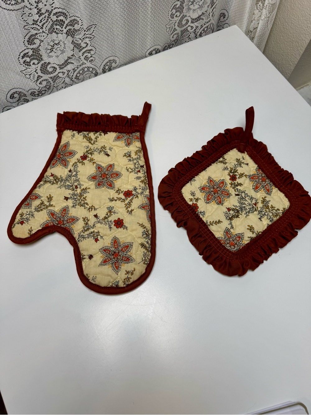 Vintage 70s Mushroom Floral Quilted Oven Mitt Potholder Ruffle Set, Cottagecore - Picture 2 of 2